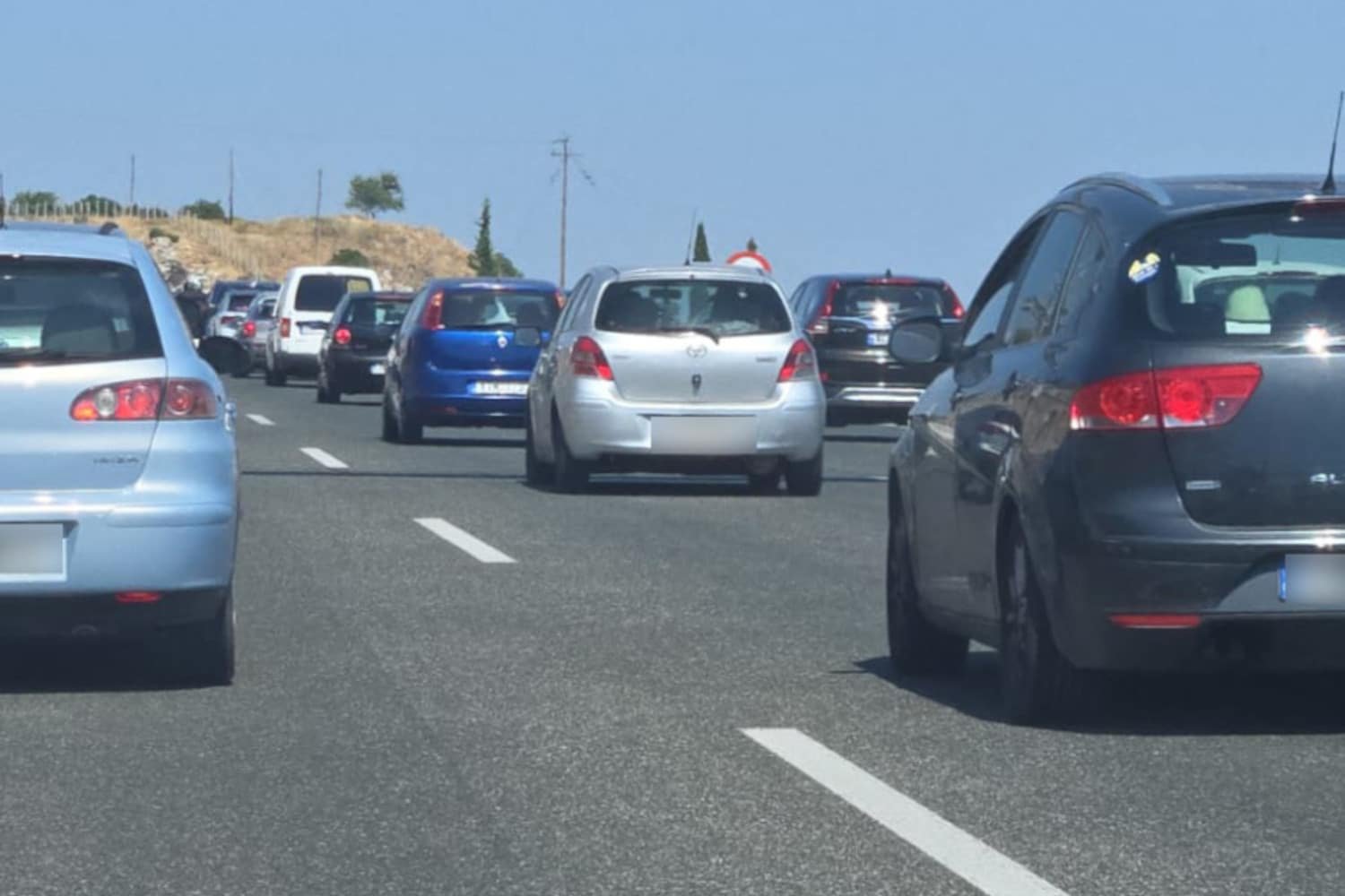 Εθνική Οδός Αθηνών-Κορίνθου: “Κόκκινο” στην επιστροφή των εκδρομέων – Μεγάλες ουρές και μεγάλες καθυστερήσεις προς την πρωτεύουσα