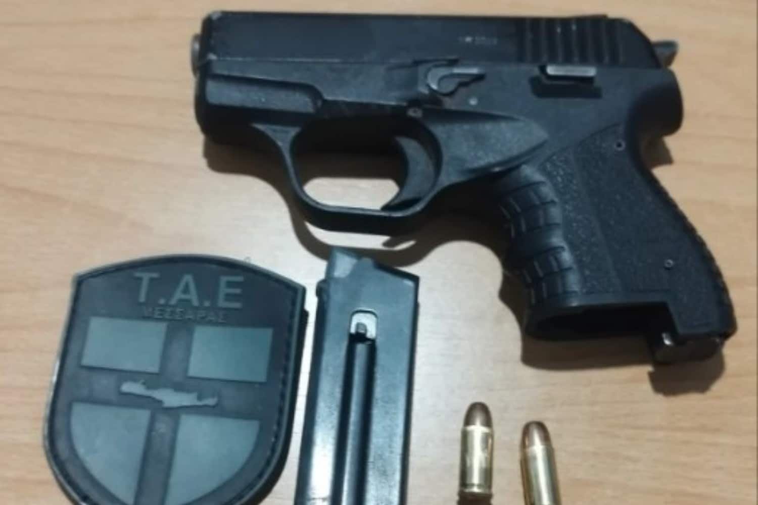 Σοβαρό περιστατικό στο Ηράκλειο: 20χρονος συνελήφθη με πιστόλι έξω από κατάστημα – Δύο άτομα προφυλακίστηκαν