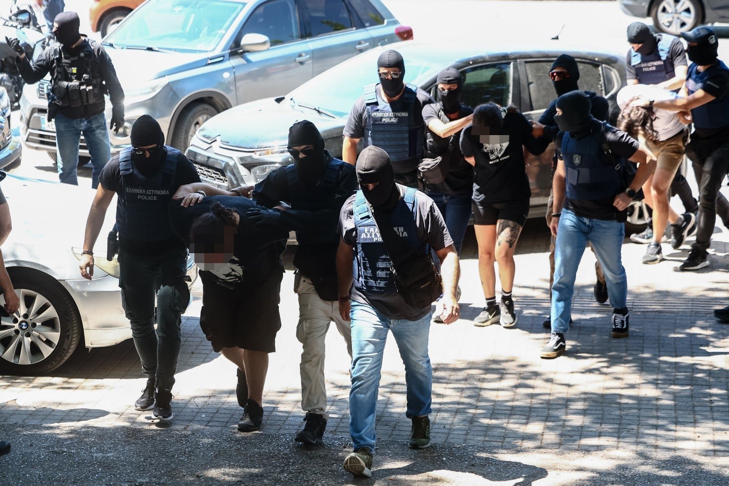 Θεσσαλονίκη: Οι Αρχές Εντατικοποιούν τις Έρευνες για Εμπρηστικές Επιθέσεις, Αναζητούνται Τρία Άτομα και Διερευνάται ο Ρόλος Ηθικού Αυτουργού