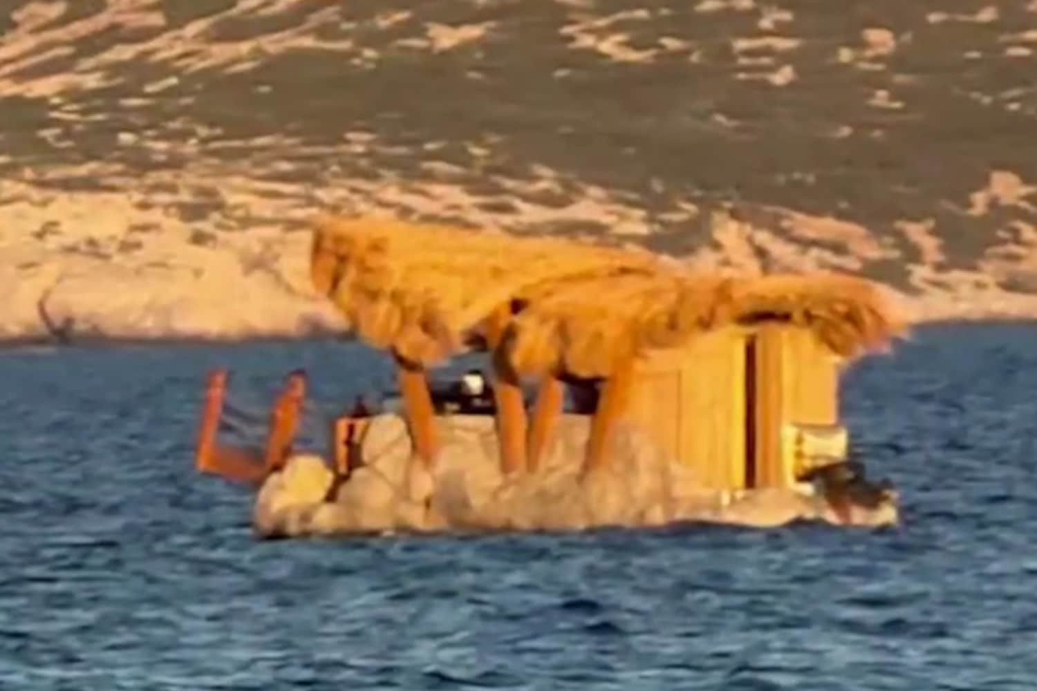 Συναγερμός στα Κουφονήσια: Σύλληψη ιδιοκτήτη πλωτής καντίνας σε περιοχή Natura (Βίντεο)