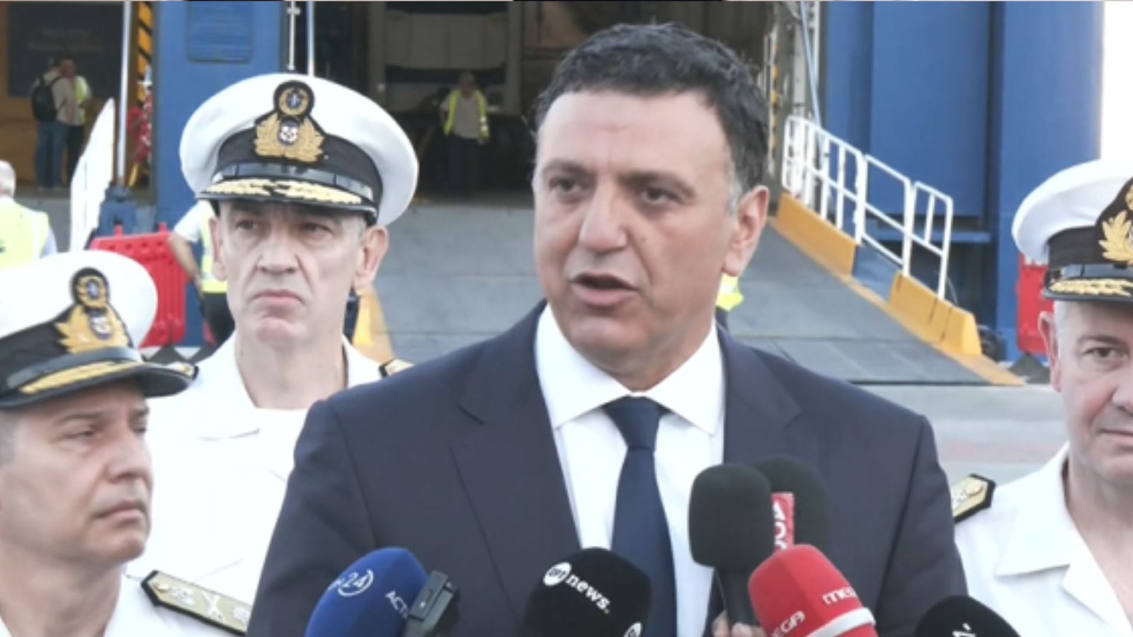 Βασίλης Κικίλιας στο Λιμάνι του Πειραιά: «Η Ασφάλεια Πάνω Απ’ Όλα» – Έκκληση για Συμμόρφωση στις Οδηγίες των Λιμενικών