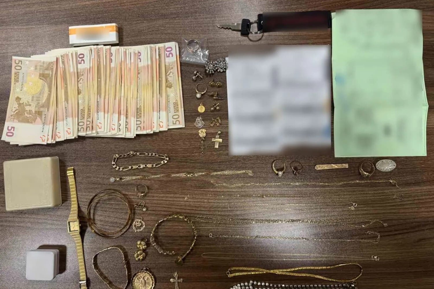 Χίος: 16χρονος μέλος εγκληματικής οργάνωσης απάτης συνελήφθη τη στιγμή της απόπειρας διαφυγής του, μετρητά και κοσμήματα στην κατοχή του