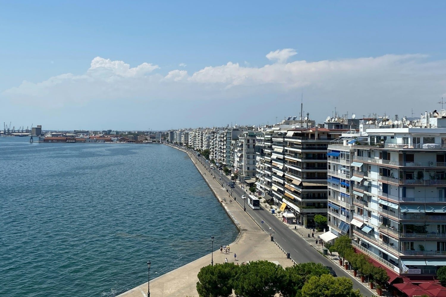 Άγρια επίθεση και ληστεία στη Θεσσαλονίκη: Οκτώ άτομα ξυλοκόπησαν 30χρονο και του έκλεψαν το τσαντάκι