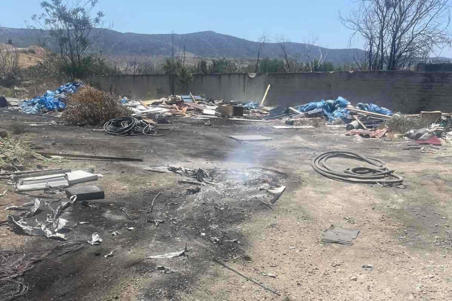 Φυλή: Συλλήφθηκε 25χρονος για παράνομη απόρριψη και καύση καλωδίων σε οικόπεδο – Αναζητούνται συνεργοί