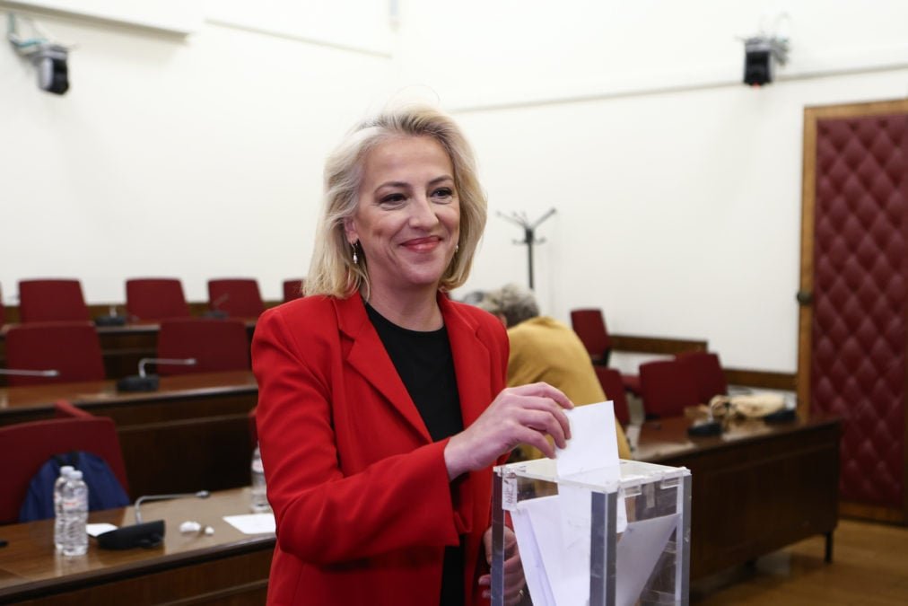 Ρένα Δούρου: Νέα Πρόεδρος της Κοινοβουλευτικής Ομάδας του ΣΥΡΙΖΑ – «Κανείς και καμία δεν περισσεύει»