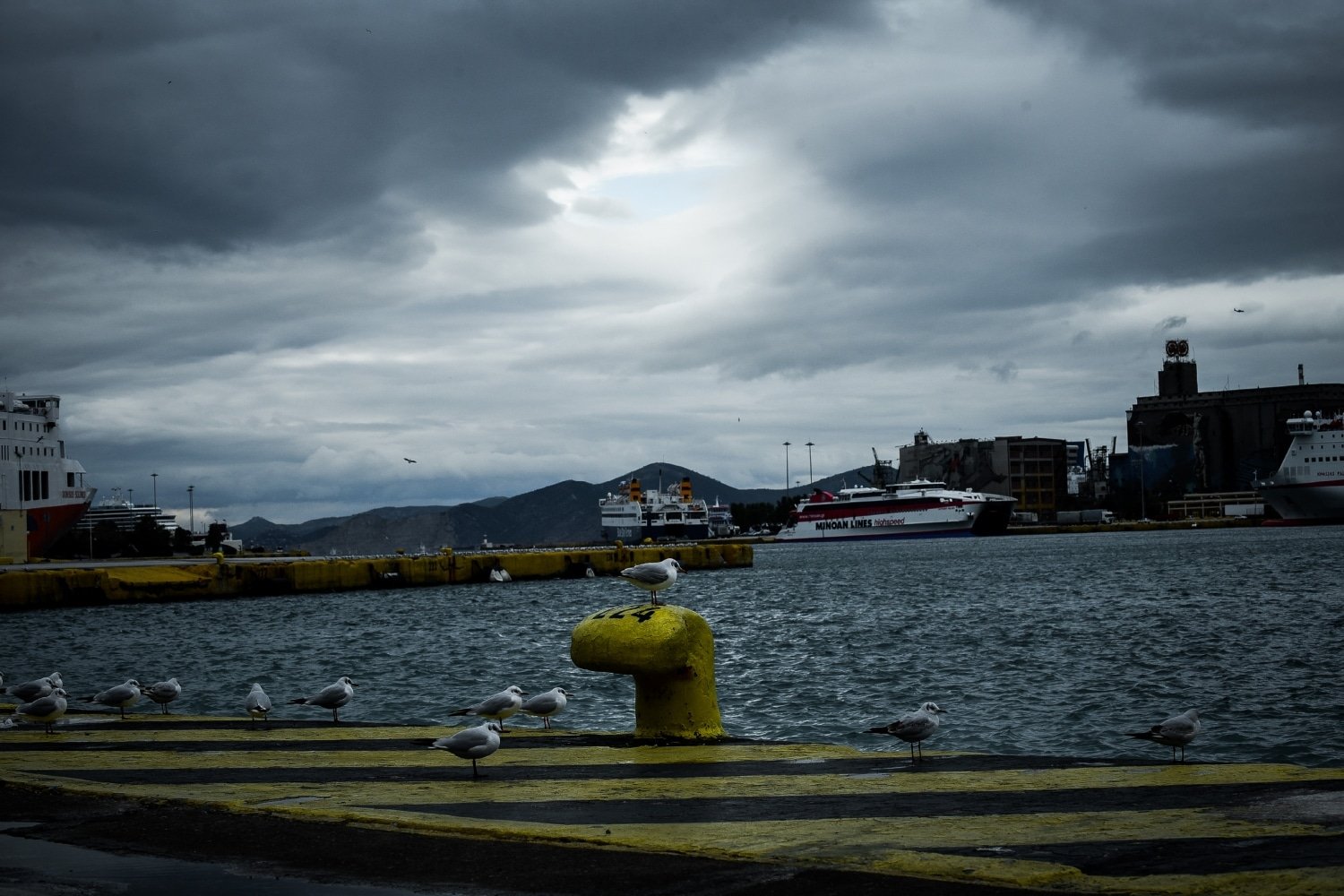 Σύλληψη 49χρονου στον Πειραιά για άσεμνες πράξεις σε επιβατηγό-οχηματαγωγό πλοίο