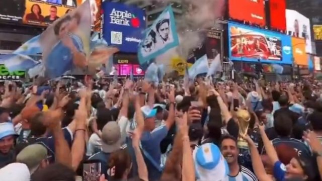 Μουντιάλ 2026: Οι Αργεντίνοι έχουν κατακλύσει την Times Square και έχουν στήσει από νωρίς πάρτι πριν τον τελικό (Βίντεο)