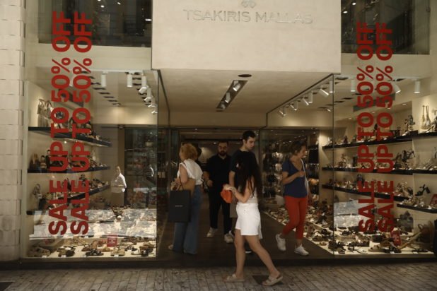 Ακριβεια: Οι Έλληνες Καταναλωτές Περιορίζουν Δαπάνες, Επιδιώκουν Οικονομικότερες Διακοπές και Στοχευμένες Αγορές