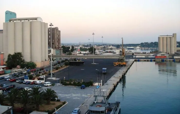 Σύγκρουση Επιβατηγού-Οχηματαγωγού Πλοίου “ΕΛΥΡΟΣ” με Φορτηγό Πλοίο στο Λιμάνι της Σούδας: Υλικές Ζημιές και Διερεύνηση του Συμβάντος