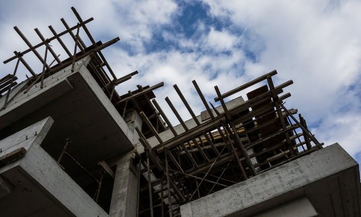 Καύσωνας: Υποχρεωτική Παύση Υπαίθριων Εργασιών σε Αττική και 3 Περιφέρειες την Τετάρτη – Τι Ισχύει για τα Delivery