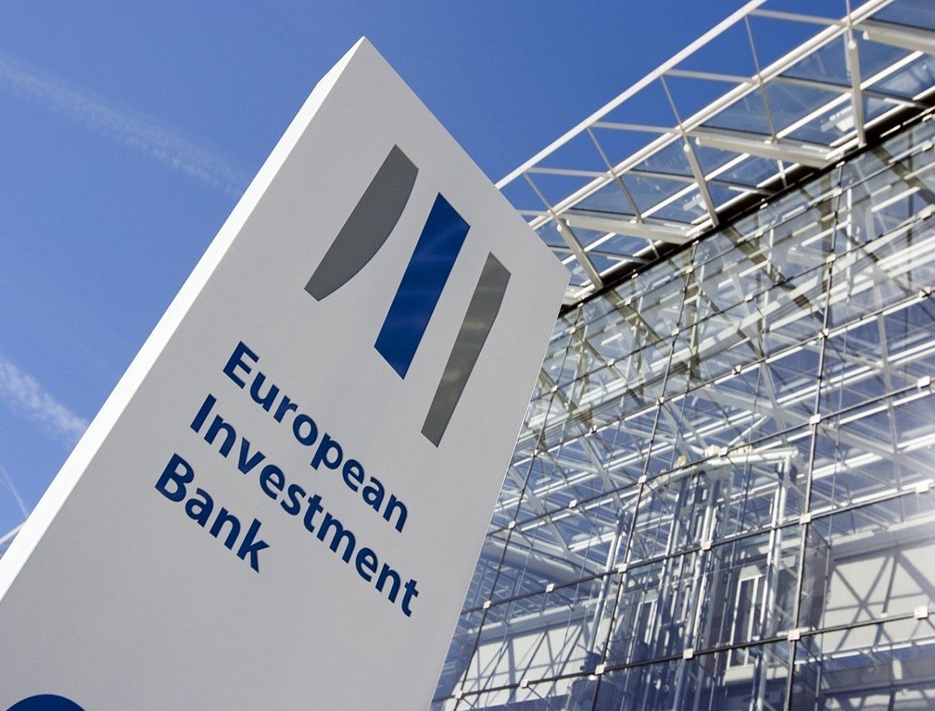 Ενισχύοντας την Ανθεκτικότητα Κρίσιμων Υπηρεσιών και Υποδομών: Συμφωνία ΥΠΕΝ και ΕΤΕπ για Στρατηγικές Επενδύσεις