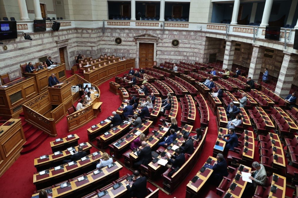 Βουλή: Ενός λεπτού σιγή στη μνήμη των θυμάτων της φονικής πυρκαγιάς στο Μάτι – Τονίζεται η ανάγκη για αυτοκριτική και ουσιαστικές αλλαγές