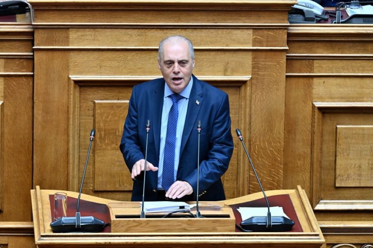 Βελόπουλος στη Βουλή: “Το Σύνταγμα έχει γίνει κουρέλι από όλους – Πού είναι η ισονομία;”