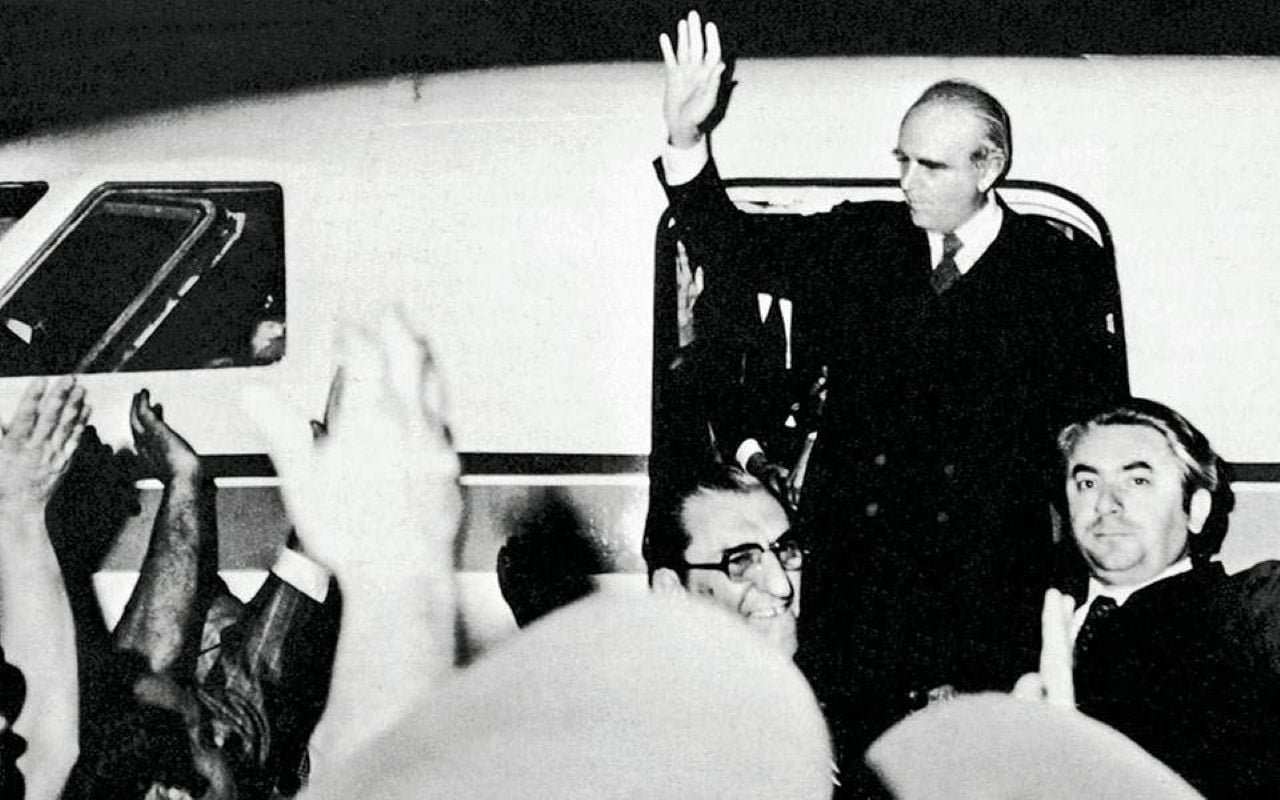 24 Ιουλίου 1974: Η Νύχτα της Επιστροφής του Καραμανλή και η Αποκατάσταση της Δημοκρατίας στην Ελλάδα – Ιστορικό Βίντεο