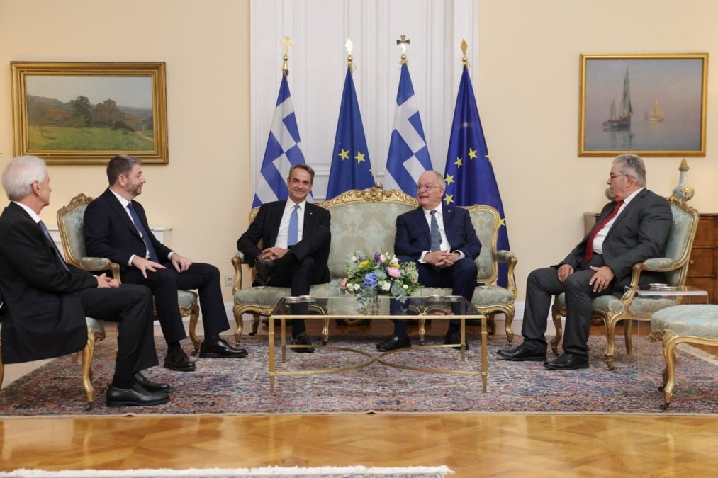 Στιγμιότυπα και Διάλογοι από τη Δαμασμένη από τη Βροχή Δεξίωση για την 52η Επέτειο της Αποκατάστασης της Δημοκρατίας