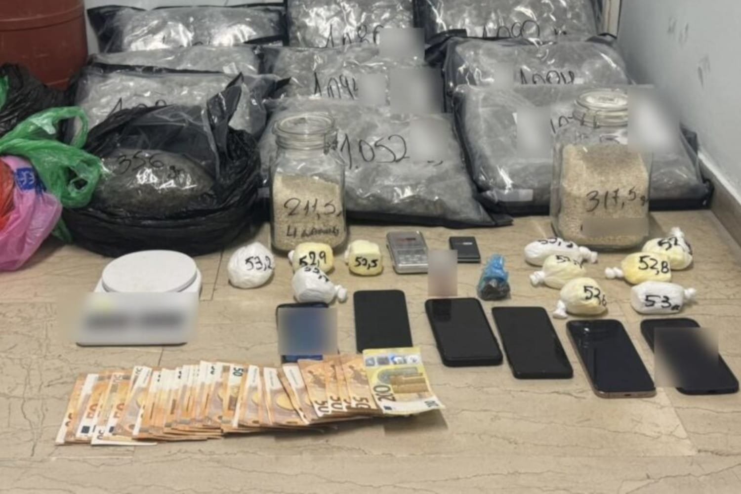 Πάτρα: Συγκλονιστικές στιγμές από την εξάρθρωση εγκληματικής οργάνωσης ναρκωτικών – Δείτε πώς οι αστυνομικοί εντόπισαν κρυμμένη κοκαΐνη και κάνναβη