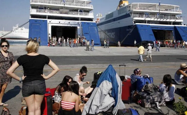 Κορυφώνεται η Καλοκαιρινή Έξοδος: Πάνω από 100 Αναχωρήσεις από τα Λιμάνια της Αττικής για Ιδανικές Διακοπές