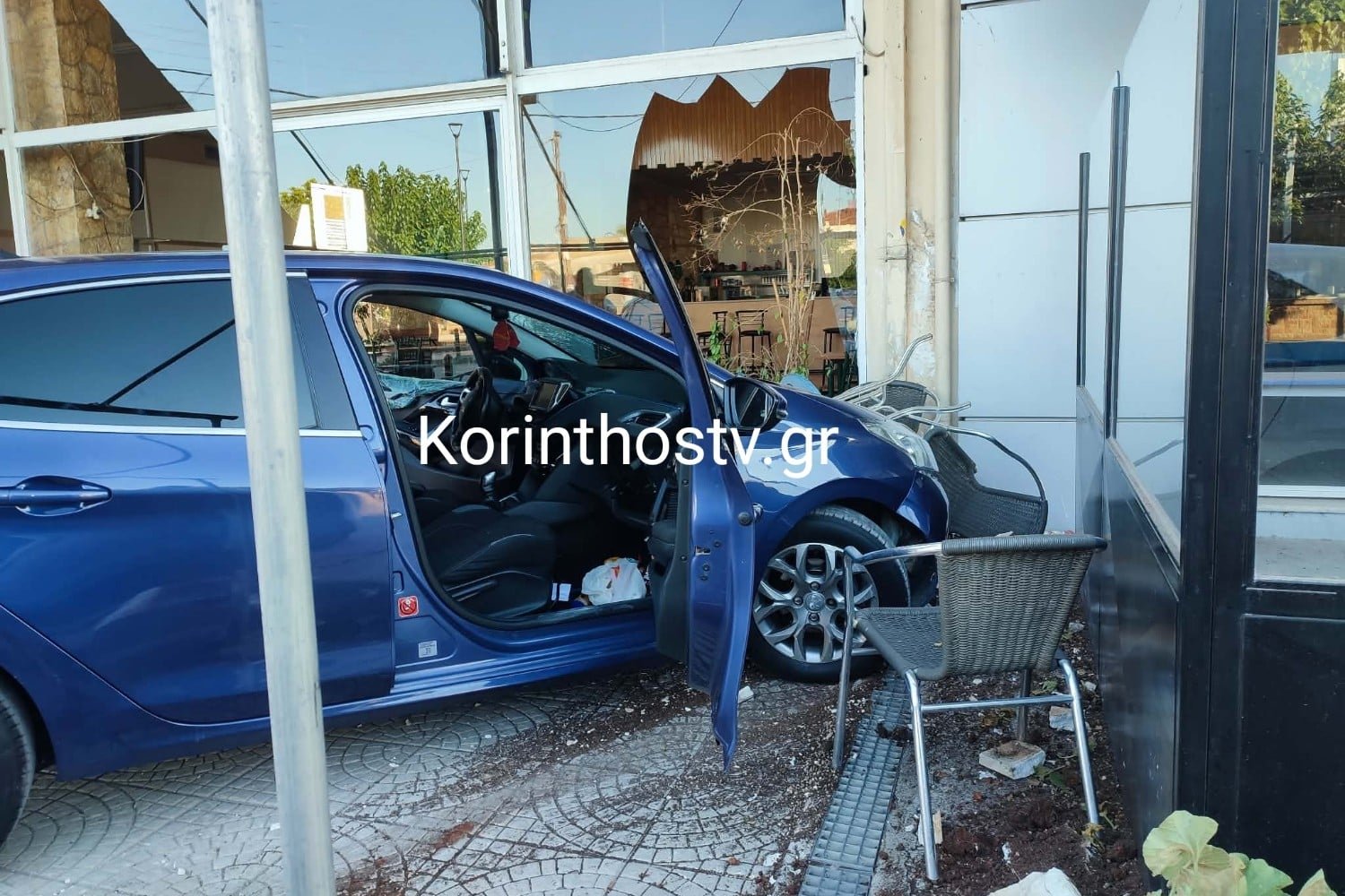Σοβαρό τροχαίο στην Κόρινθο: Ι.Χ. αυτοκίνητο εισέβαλε σε καφενείο στην Άσσο – Οι επιβαίνοντες εξαφανίστηκαν