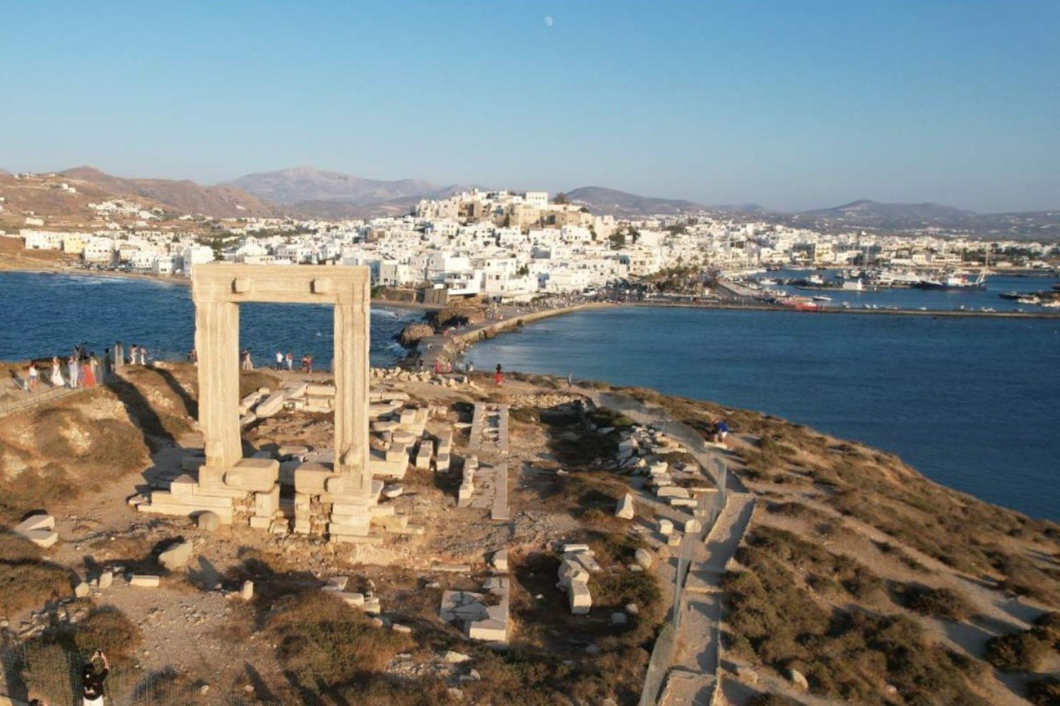 Σύλληψη Οδηγού Τουριστικού Λεωφορείου στη Νάξο: Κυκλοφορούσε με Πινακίδες Άλλου Οχήματος