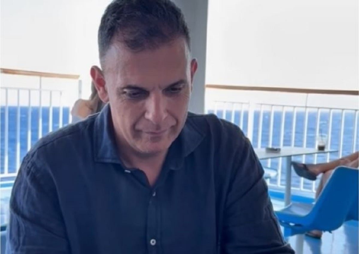 Γιώργος Καραμέρος: «Έριξε άγκυρα» στην ΕΛΑΣ – Η εγγραφή του στο κόμμα ανακοινώθηκε με βίντεο από πλοίο