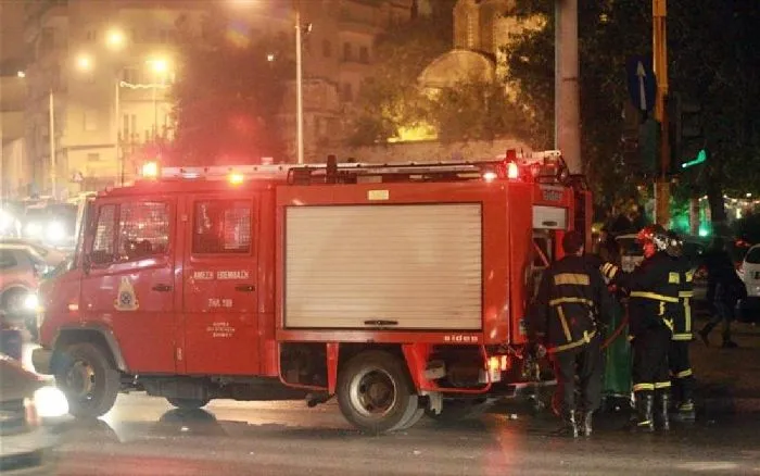 Συγκλονιστική Έκρηξη και Πυρκαγιά σε Εργοστάσιο Ξυδιού στην Κορινθία: Ισχυρές Δυνάμεις Πυροσβεστικής Επί Τόπου