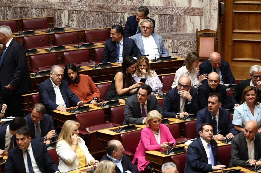 Στην επόμενη Βουλή θα κριθεί η τύχη της Αναθεώρησης του Συντάγματος – «Παρών» από τη Μπακογιάννη στο άρθρο