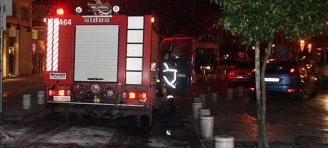 Μεγάλη Πυρκαγιά σε Εργοστάσιο Ανακύκλωσης στο Μαρκόπουλο Αττικής: Εντυπωσιακή Επιχείρηση Κατάσβεσης