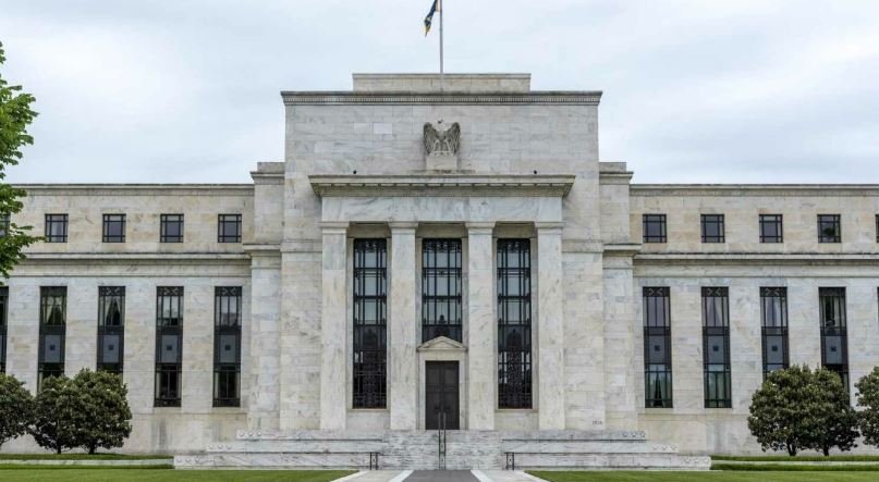 Η Ομοσπονδιακή Τράπεζα των ΗΠΑ (Fed) Διατηρεί Σταθερά τα Επιτόκια, Εν μέσω Οικονομικών Προκλήσεων