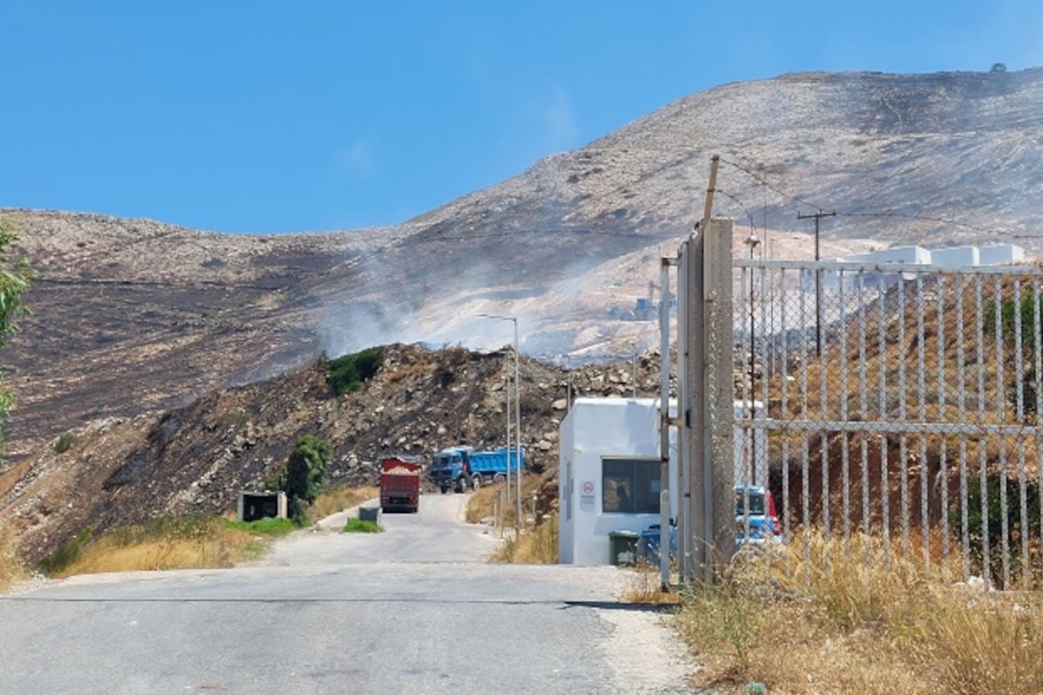 Πάρος: Συναγερμός για τη μεγάλη πυρκαγιά – Συλλήψεις Δημάρχου, Αντιδημάρχου, Εργολάβου και Οδηγού Απορριμματοφόρου
