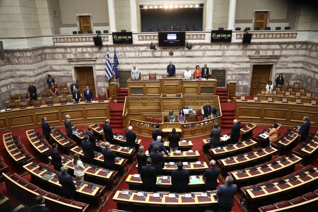 Βουλή: Στεγασμένη με σεβασμό και οδύνη, ενός λεπτού σιγή για τους τρεις ήρωες πυροσβέστες που χάθηκαν στη μάχη με τις φλόγες – «Η ύψιστη θυσία στο καθήκον»