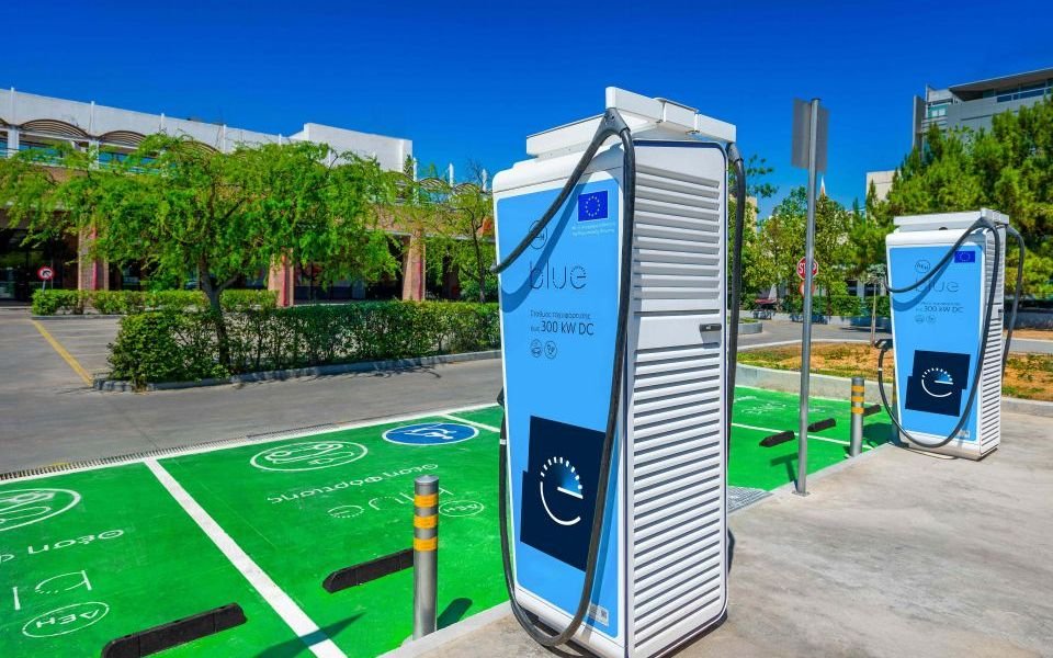 ΔΕΗ blue: Πενταετής Επιτυχία και Εκτεταμένο Δίκτυο Φόρτισης 4.700+ Σημείων σε Ελλάδα & Ρουμανία