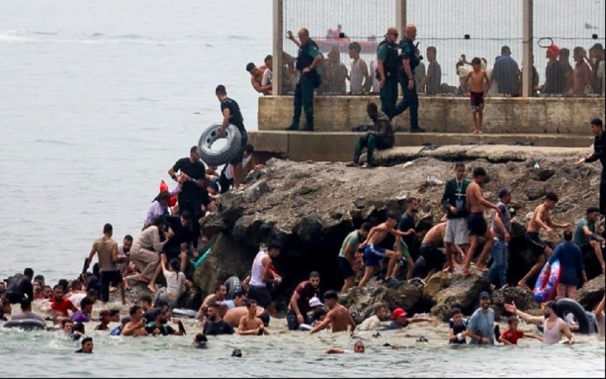 Συναγερμός στη Θέουτα: Στρατός αναπτύσσεται στα σύνορα μετά από μαζική είσοδο μεταναστών από το Μαρόκο