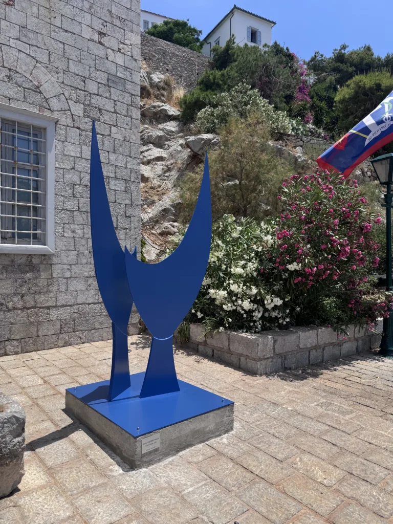 «Του Αιθέρα και της Θάλασσας»: Η Βένια Δημητρακοπούλου Εγκαινιάζει τη Νέα της Έκθεση στην Ύδρα