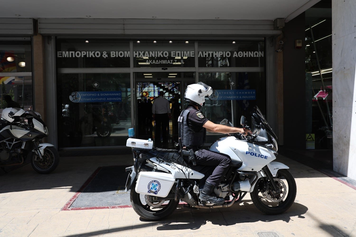 Λήξη Συναγερμού: Ανυπόστατες Απειλές για Βόμβα Τέθηκαν υπό Έλεγχο σε Τέσσερα Κτίρια της Αθήνας