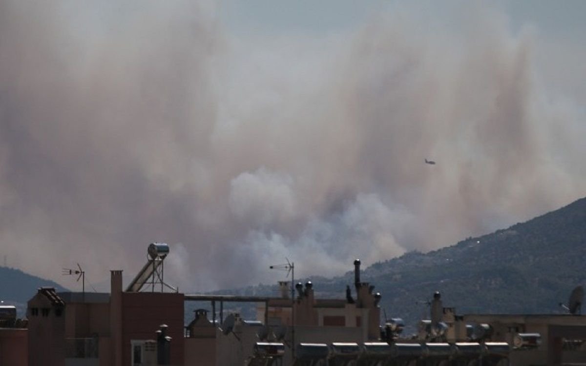 Επικίνδυνη Φωτιά στον Ασπρόπυργο: Οι φλόγες πλησιάζουν σπίτια, ενισχύονται οι πυροσβεστικές δυνάμεις και γίνονται κυκλοφοριακές ρυθμίσεις