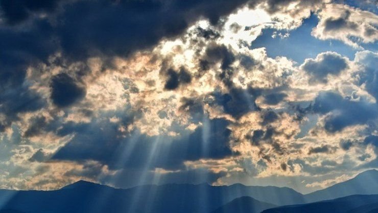 Ο Καιρός Σήμερα: Αίθριος Ουρανός με Πρόσκαιρες Νεφώσεις και Ισχυρούς Ανέμους