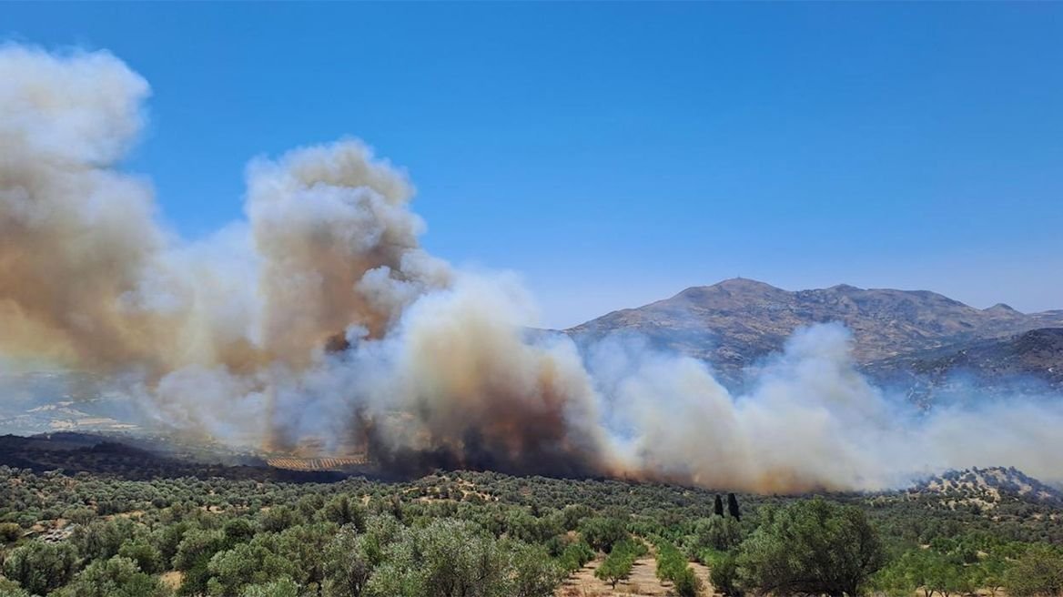 Συνεχιζόμενες Προσπάθειες Πυρόσβεσης στο Νότιο Ρέθυμνο: Η Εικόνα Βελτιώνεται, Αλλά η Επαγρύπνηση Παραμένει
