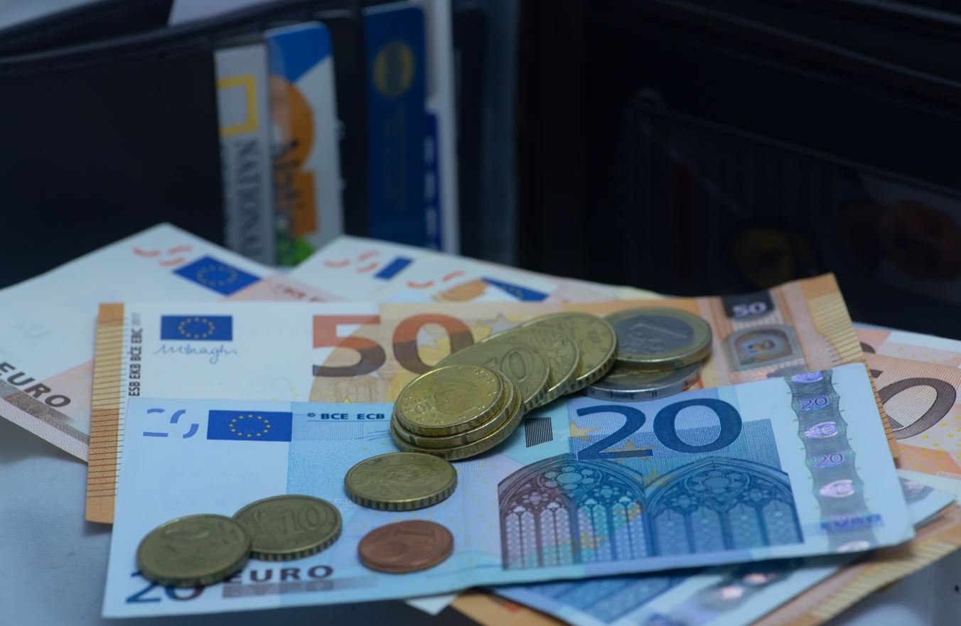 Οικονομικά Μέτωπα: Φορολογικές Ελαφρύνσεις και Αντιμετώπιση της Ακρίβειας – Τι Προετοιμάζει η Κυβέρνηση