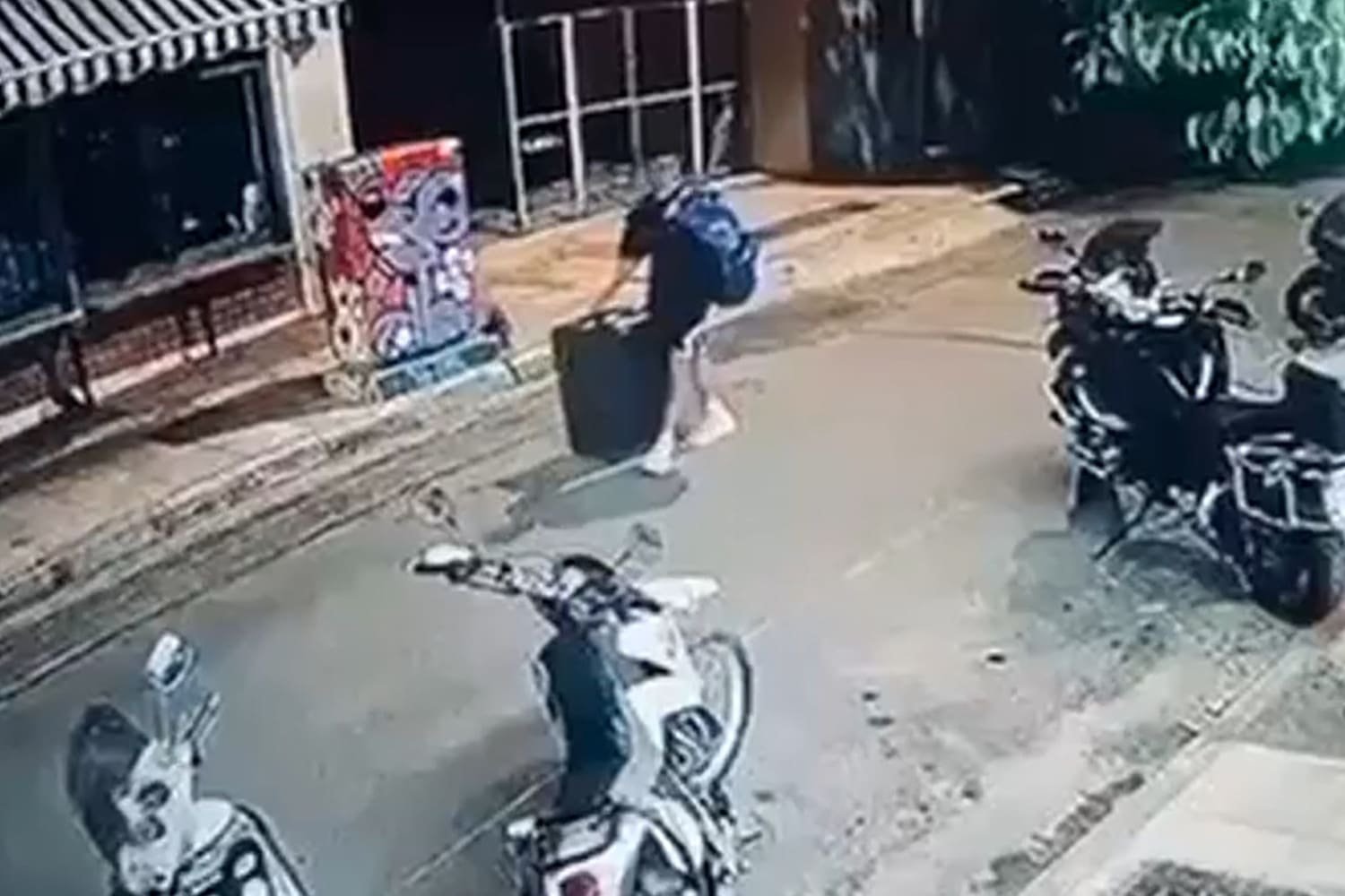 Σοκ στην Κυψέλη: Ντοκουμέντο δείχνει Αφγανό να μεταφέρει τη βαλίτσα με τη σορό της 38χρονης Βρετανίδας