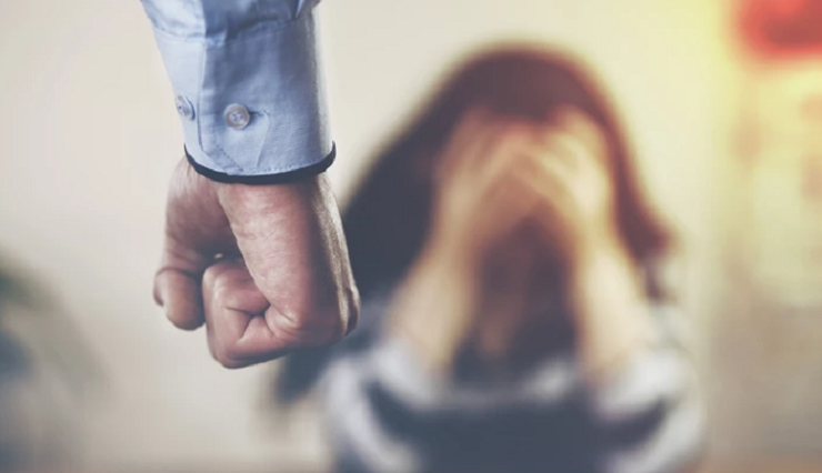 Ρεπουμπλικανός Βουλευτής Αντιμετωπίζει Κατηγορίες για Ενδοοικογενειακή Βία, Αλλά Αρνείται να Αποσυρθεί