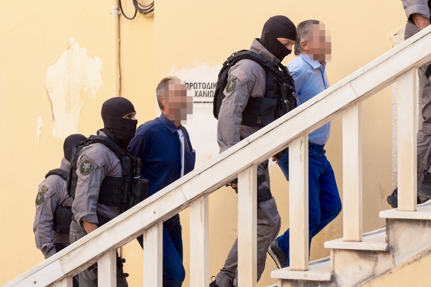 Χανιά: Έφοδος της ΟΠΚΕ σε δικηγορικό γραφείο – Κατασχέσεις χρυσού, λιρών και “ηλεκτροσόκ” συνομιλίες με τον κατηγορούμενο ιατροδικαστή