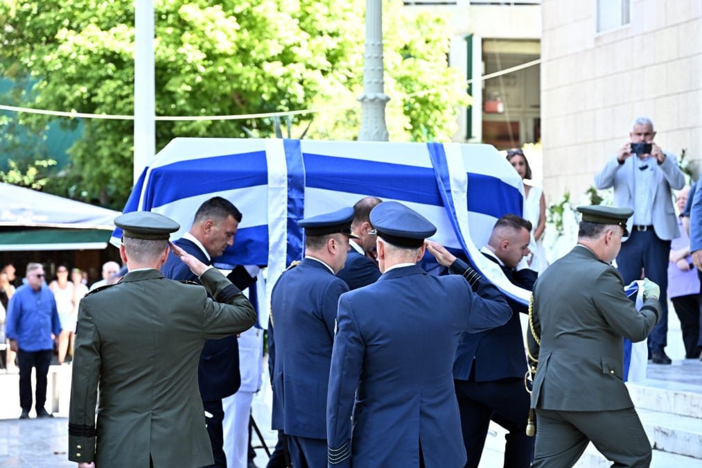Συγκίνηση και «ύστατο χαίρε» στη Μητρόπολη Αθηνών για τον Γιάννη Βαρβιτσιώτη