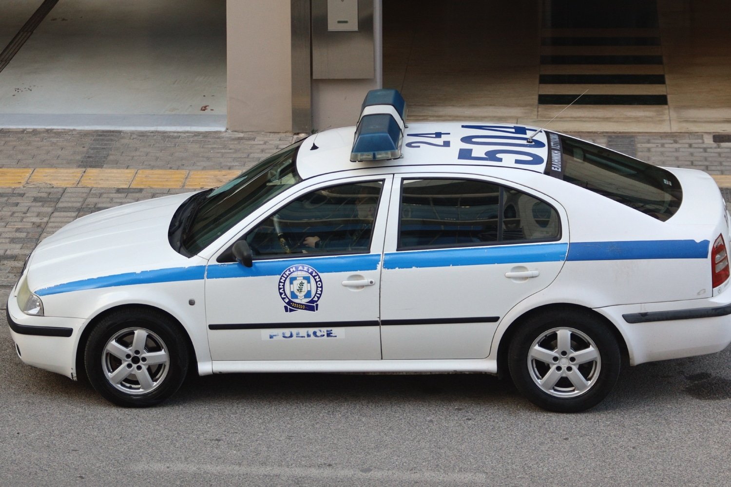 Αγρίνιο: Έξυπνος απατεώνας κοροϊδεύει 81χρονη και φεύγει με 3.000 ευρώ και κοσμήματα 30.000 ευρώ, κρύβοντάς τα σε γλάστρα – Η μέθοδος της εξαπάτησης