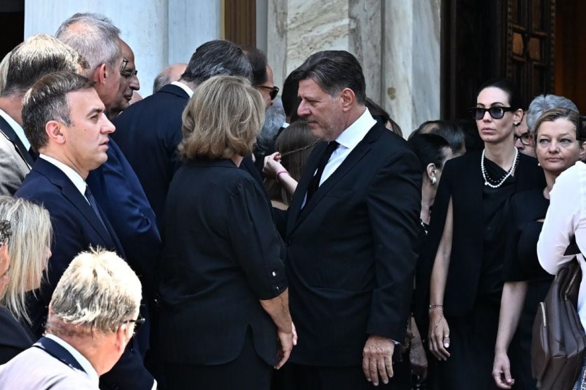 Συγκίνηση στη Μητρόπολη Αθηνών: Ο Μιλτιάδης Βαρβιτσιώτης αποχαιρετά τον πατέρα του, Γιάννη – «Τώρα ανήκεις στην ιστορία»