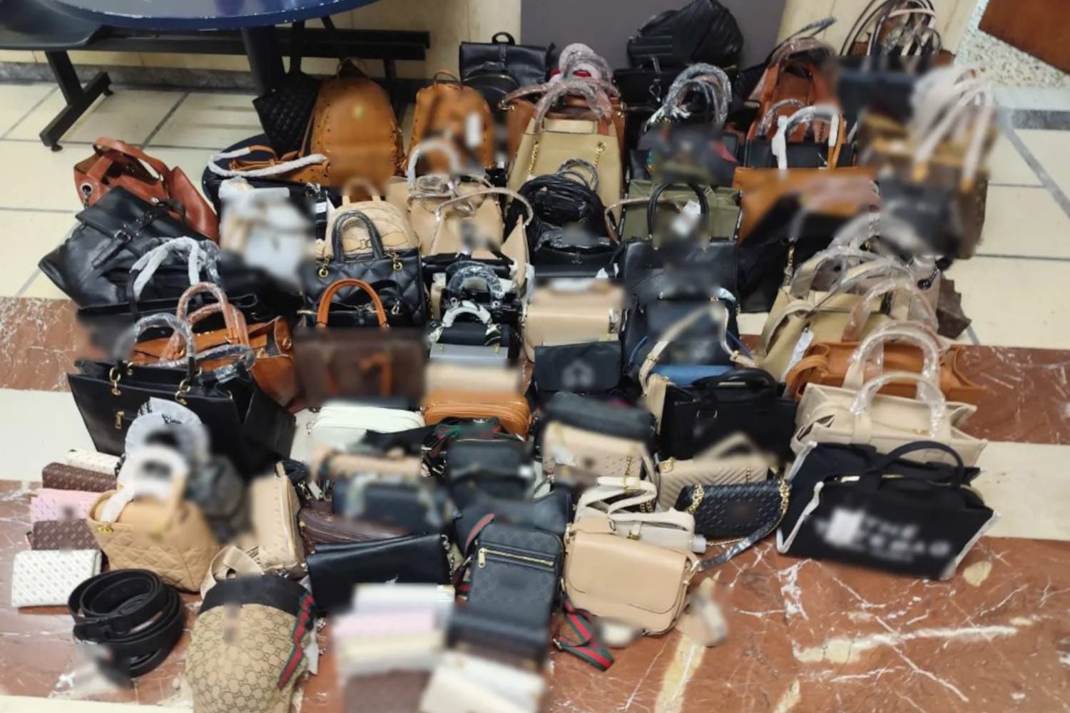 Στη Χαλκιδική, 50χρονος συνελήφθη για πώληση μαϊμού προϊόντων: Αναλυτικά η επιχείρηση της Λιμενικής Αρχής