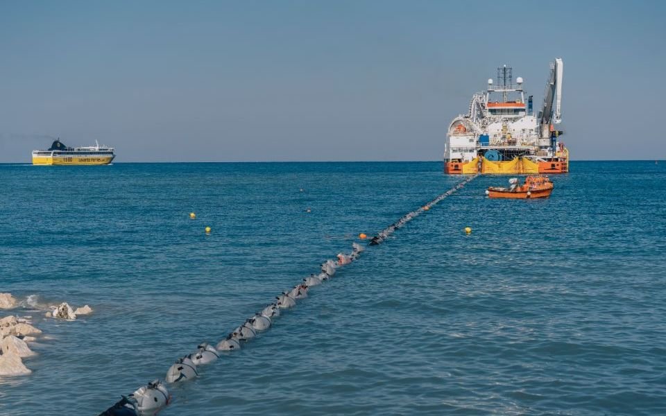 Great Sea Interconnector: Η Γαλλία δίνει το «πράσινο φως» στο έργο των 1,9 δισ. ευρώ – Τι σηματοδοτεί η είσοδος της Meridiam
