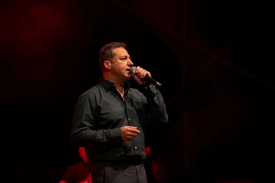 «Ένα Όνειρο, Μια Ιστορία»: Ο Κώστας Τριανταφυλλίδης ζωντανεύει τη μαγεία στο Βεάκειο Θέατρο Πειραιά