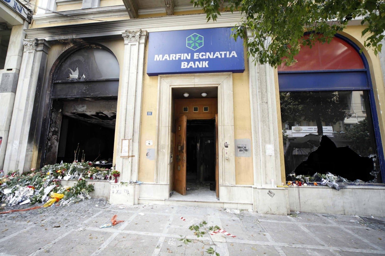 Η 46χρονη κατηγορούμενη για τον εμπρησμό της Marfin επιστρέφει στην Ελλάδα – Αύριο στον Εισαγγελέα