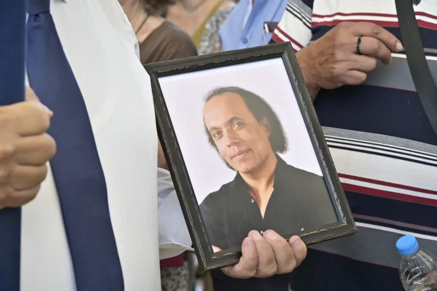 Αποχαιρετισμός στο Α’ Νεκροταφείο Αθηνών για τον Λάκη Χαλκιά, τον σπουδαίο ερμηνευτή και μουσικό