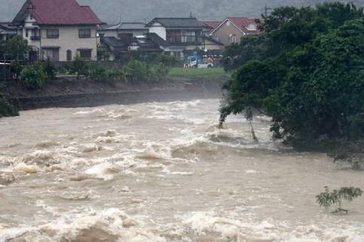 Ο Τυφώνας Dolphin Δημιουργεί Χάος στα Νότια Νησιά της Ιαπωνίας: Κλειστό το Αεροδρόμιο της Οκινάουα και Εκτεταμένες Ακυρώσεις Πτήσεων